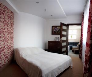 ジェシュフにあるKapart Homeのベッドルーム1室(ベッド1台、ドレッサー、椅子付)