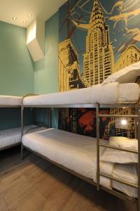 Cama o camas de una habitación en The 3 Ducks Eiffel Tower by Hiphophostels