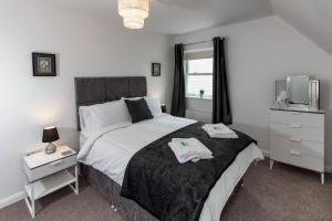 1 dormitorio con 1 cama grande y TV. en Cwrt Sofia en Cardiff