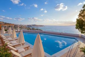 Бассейн в Miramare Resort & Spa или поблизости