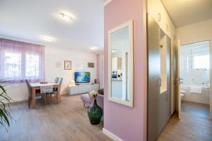 Televízia a/alebo spoločenská miestnosť v ubytovaní Apartment Tajana Residence
