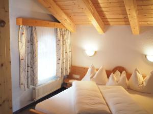 Postel nebo postele na pokoji v ubytování Gästehaus Gerti + 37 fotografií