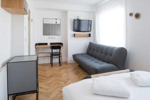 ein Wohnzimmer mit einem Sofa und einem Tisch in der Unterkunft The California in London