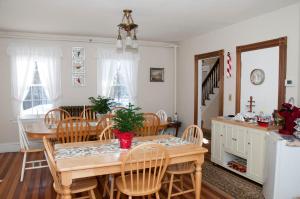 eine Küche und ein Esszimmer mit einem Holztisch und Stühlen in der Unterkunft Candlebay Inn in Freeport