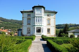 a large white house with a pathway in front at Hotel Rural El Solar del Mazo in Rada