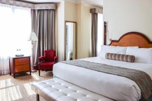 Un pat sau paturi într-o cameră la Hotel Providence, Trademark Collection by Wyndham