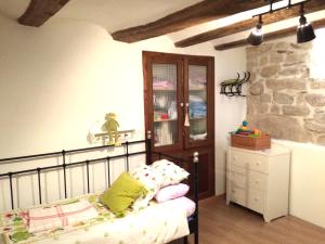 1 dormitorio con 1 cama y vestidor en una habitación en La Casita del Castillo, en Mora de Rubielos