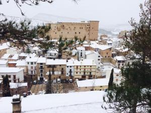una ciudad cubierta de nieve con edificios en La Casita del Castillo, en Mora de Rubielos