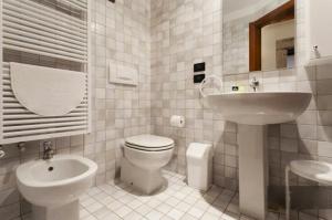 ヴェネツィアにあるRivaltaの白いバスルーム(洗面台、トイレ、シンク付)