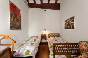 ヴェネツィアにあるRivaltaのベッドルーム1室(ベッド2台、椅子付)