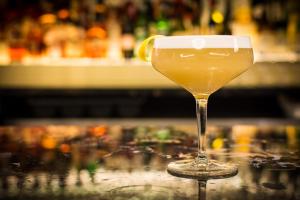 a glass with a lemon in it sitting on a bar at Le Mount Stephen in Montréal