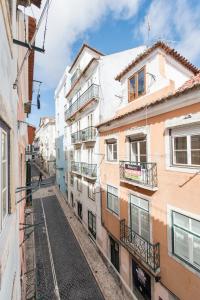 リスボンにあるCozy apartment in Bairro Alto Iの旧市街の路地