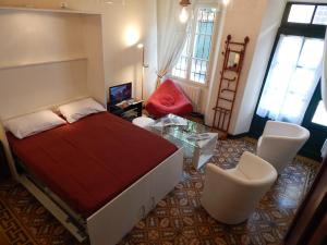 ヴェゾン・ラ・ロメーヌにあるla clef du couventのベッドルーム1室(ベッド1台、テーブル、椅子付)