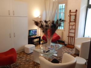a living room with a red couch and a glass table at la clef du couvent in Vaison-la-Romaine