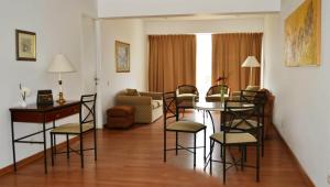 sala de estar con mesa y sillas en Departamentos Golf Park - Surco, en Lima