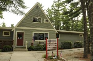 uma casa com um sinal em frente em Gateway to Cape Cod Vacation Cottage 1 em Rochester