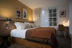 Le Vaudreuil的住宿－格蘭德斯蘭姆酒店，一间卧室设有一张大床和一个窗户。