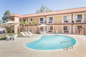 una piscina frente a un edificio en Knights Inn Madera, en Madera