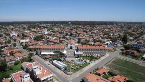 una vista aérea de una ciudad con edificios en Grand Hotel Santa Teresita en Mar del Plata