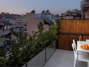 アテネにあるAthens View Loft - 01のバルコニー(オレンジ付きのテーブル付)