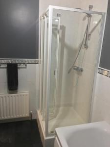 ein Badezimmer mit Dusche und Waschbecken in der Unterkunft Luxury Portrush Holiday Homes - The Grange, Portrush Sleeps 13 - 6 bedrooms in Portrush + 39 Fotos