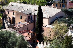 z góry widok na dom z drzewem w obiekcie Ospitalia del Mare Hostel w mieście Levanto