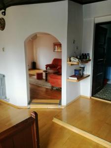 una sala de estar con un arco y una habitación con sofá en Guesthouse Nina, en Sarajevo