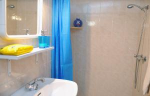 y baño con ducha, aseo y lavamanos. en 16 Porto Santo Apartments en Porto Santo