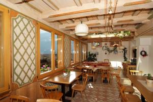A restaurant or other place to eat at Gasthof Dorfschenke