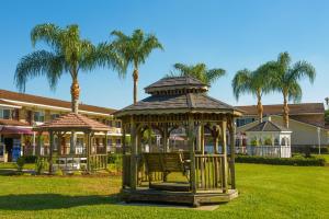 Κήπος έξω από το Roadstar Hotel Zephyrhills