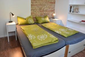 Postel nebo postele na pokoji v ubytování Historischer Bahnhof