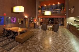 Best Western Plus Scottsdale Thunderbird Suites tesisinde lounge veya bar alanı