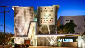 ロサンゼルスにあるThe Adler a Hollywood Hotelの私がここに来る前に カフェインを読む看板のある建物