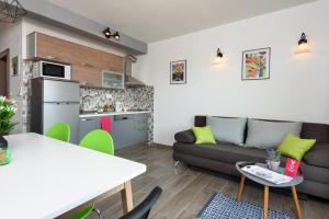 un soggiorno con divano e una cucina di Apartment Danijela a Trogir