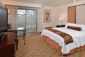 Un pat sau paturi într-o cameră la Best Western Corte Madera Inn