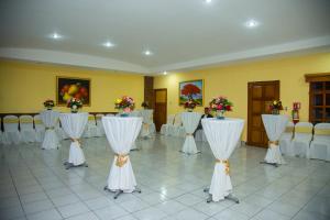 un set para una boda con mesas y sillas en Hotel Cafe, en Jinotega