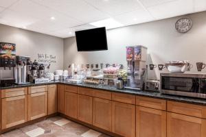Příslušenství pro přípravu čaje a kávy v ubytování Super 8 by Wyndham Schenectady/Albany Area