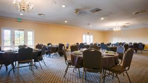 a room filled with tables, chairs, and tables at Best Western Plus Hill House in Bakersfield