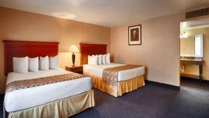 a hotel room with two beds in a room at Hotel Pentagon in Arlington +37 photos