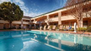 a swimming pool in front of a hotel at Best Western Heritage Inn in Concord