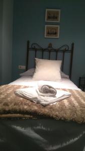 Una toalla blanca sobre una cama en Arco de las Descalzas, en Úbeda