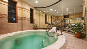 Habitación con baño grande con bañera grande. en Best Western Plus Hawthorne Terrace Hotel, en Chicago