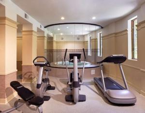sala fitness ze stołem i sprzętem do ćwiczeń w obiekcie Best Western Plus Hawthorne Terrace Hotel w Chicago