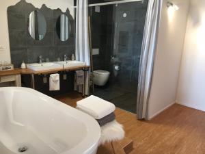 Et badeværelse på Appartement supérieur Winoka Lodge