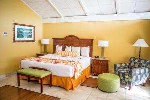 Кровать или кровати в номере Best Western Plus Yacht Harbor Inn