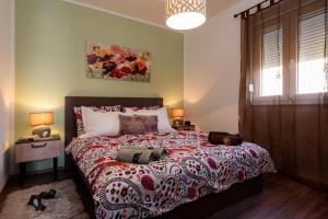 Un dormitorio con una cama grande y una ventana en Apartment Danijela, en Trogir