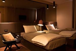 Postel nebo postele na pokoji v ubytování Alexander Charme Hotel
