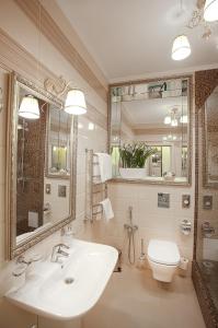a bathroom with a sink, toilet and bathtub at Hotel Usadba in Smolensk