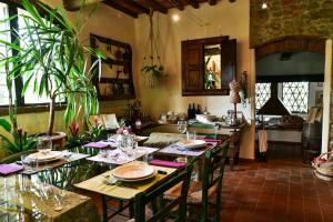 een eetkamer met een lange tafel met borden en glazen bij B&B Fagiolari in Greve in Chianti