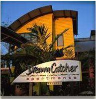 znak restauracji przed budynkiem w obiekcie Dreamcatcher Beach-Side Apartments w mieście Port Douglas